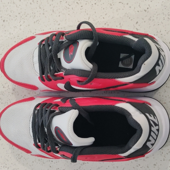 New Nike Ld Victory Shoe GS Youth 4.5 Grey/Red/Black/White AT5604-008 - Picture 2 of 4